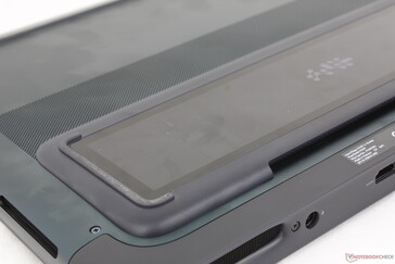 Fenêtre de visualisation unique en verre Gorilla Glass sur la face inférieure, alors que la plupart des autres ordinateurs portables sont équipés de grilles de ventilation
