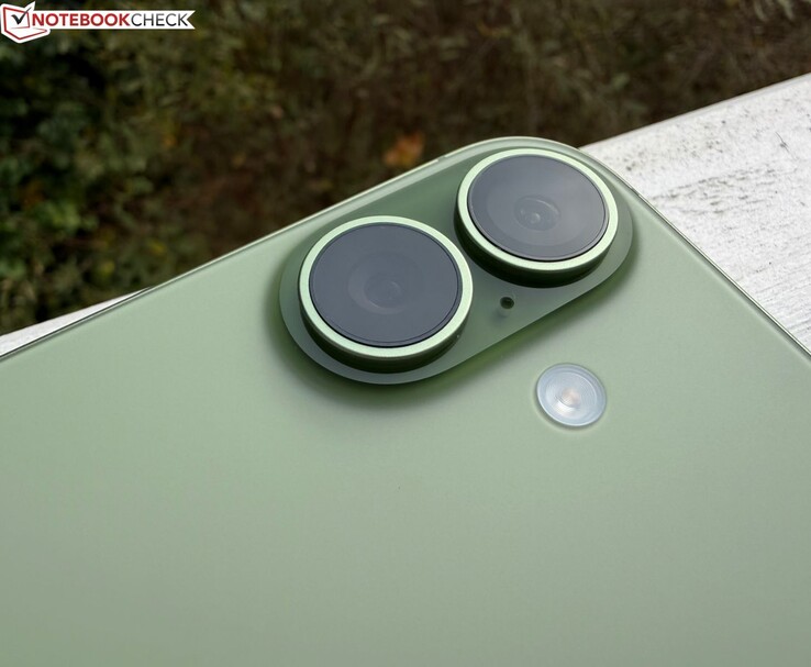Module arrière à double caméra sur l'iPhone 17e vert (Image source : Notebookcheck)