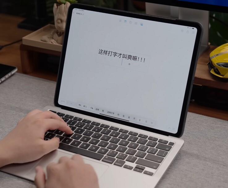 Gros plan du clavier et du pavé tactile de l'iPadBook et du MacBook Air utilisés pour contrôler l'iPad. (Source de l'image : 舒灿ShuCanTech via YouTube)