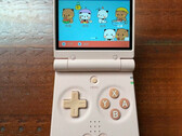 La Miyoo Mini Flip semble avoir un d-pad plus petit que la Miyoo Flip normale mais des boutons ABXY de même taille. (Source de l'image : GameboyJuntaro - édité)