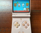 La Miyoo Mini Flip semble avoir un d-pad plus petit que la Miyoo Flip normale mais des boutons ABXY de même taille. (Source de l'image : GameboyJuntaro - édité)