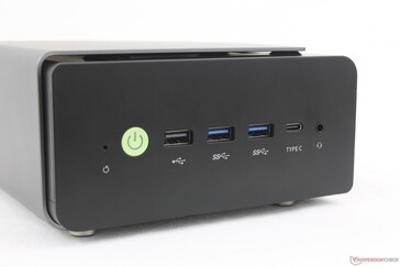Face avant : CMOS, bouton d'alimentation, USB-A 2.0, 2x USB-A 3.2 Gen. 2, USB-C avec DisplayPort + Power Delivery, casque 3,5 mm