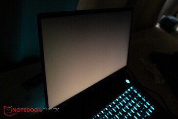 L'écran présente une forte luminance de fond, même avec une image d'écran noire