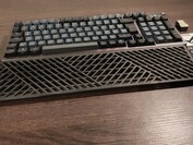 Le repose-poignets est en caoutchouc confortable, mais il ne peut pas être fixé. (Source de l'image : Notebookcheck)