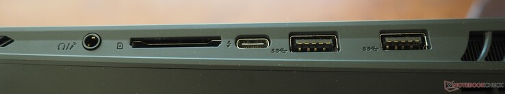 Côté droit : combo audio 3,5 mm, lecteur de carte SD, Thunderbolt 4 (DP 1.4, PD 3.0), 2x USB-A 3.2 Gen 2