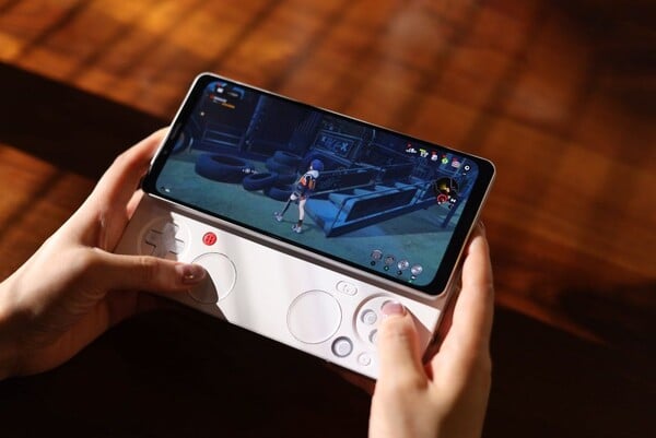 Le Pocket Play d'Ayaneo a des bords supérieurs et inférieurs épais (Source de l'image : Ayaneo)