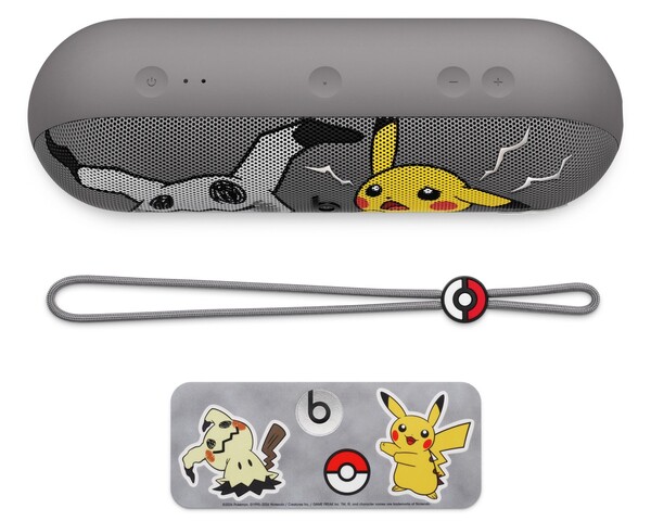 La Pokémon x Beats Pill est livrée avec une dragonne et des breloques.