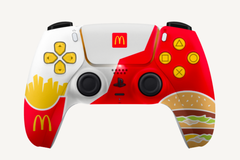 La manette Dual Sense de McDonald's et son design idiosyncratique. (Image source : Sony)