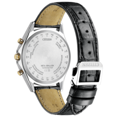 Le fond du boîtier de la Citizen Exceed Mid-Autumn Moon BY1025-17E, sur lequel figurent l'échelle UTC et les codes des villes, ainsi qu'un bracelet en crocodile noir.