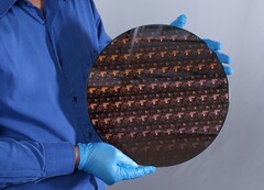 IBM intègre 50 milliards de transistors dans chaque puce de la taille d'un ongle. (Image Source : IBM)