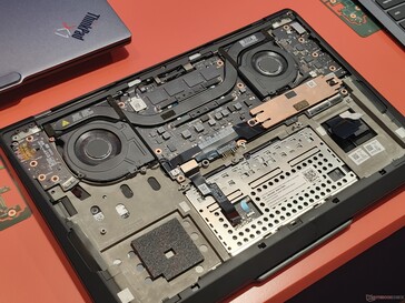 Le système de refroidissement et la batterie sont toujours accessibles par le couvercle inférieur (image source : Benjamin Herzig)