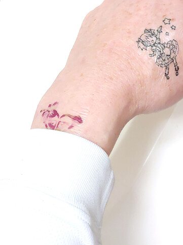 Tatouages avant la douche.