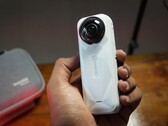 L'Insta360 X5 Satin White Limited Edition (Image : Abhinav Fating/Notebookcheck)