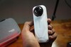 L'Insta360 X5 Satin White Limited Edition (Image source : Abhinav Fating/Notebookcheck)