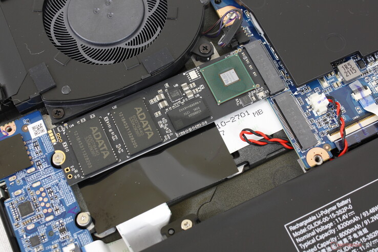 Deux emplacements M.2 2280. Notez que seul l'emplacement supérieur est compatible avec les SSD PCIe4 x4, tandis que l'emplacement inférieur est compatible avec les disques PCIe3 ou SATA