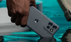 Le Motorola Edge 50 a un indice de résistance à l'eau MIL-810-STD. (Source de l'image : Motorola)