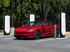 Tesla Model 3 à une station de superchargeurs. (Source de l&#039;image : Tesla)