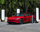 Tesla Model 3 à une station de superchargeurs. (Source de l'image : Tesla)