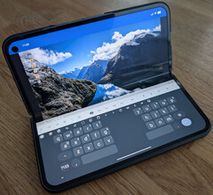 Alors qu'un appareil pliable semblait pouvoir offrir de nombreuses possibilités d'utilisation, la réalité s'est révélée pleine de compromis (Image Source : Notebookcheck)