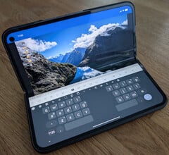 Alors qu'un appareil pliable semblait pouvoir offrir de nombreuses possibilités d'utilisation, la réalité s'est révélée pleine de compromis (Image Source : Notebookcheck)