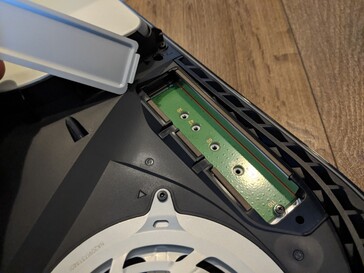 Le PS5 dispose d'un emplacement d'extension SSD. (Source de l'image : NAS Compares)