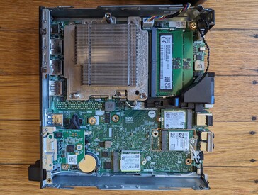 OptiPlex Micro 7010 Plus avec le couvercle supérieur et le ventilateur retirés