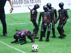 Le premier tournoi de football autonome entre robots humanoïdes marque une étape importante dans l'évolution de l'interaction en temps réel alimentée par l'IA dans le domaine de la robotique. (Source de l'image : ecns)