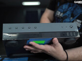 Le kit de développement Xbox Series X comporte un écran sur sa face avant et plusieurs boutons. (Image source : Gamers Nexus)