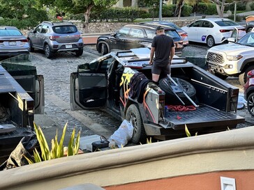 L'équipe du Cybertruck semble manipuler un porte-bagages d'apparence robuste monté sur la partie arrière du toit. (Source de l'image : The Autopian)