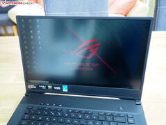 Utilisation du ROG Zephyrus S GX502GW avec des reflets dus au soleil sur l'écran.