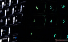 À droite, le clavier du Z16P est réglé sur blanc. À gauche, il y a un autre ordinateur portable.