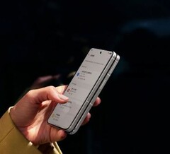 Applele premier appareil pliable d'OPPO semble avoir une taille similaire à celle du Find N2 d'OPPO. (Source de l'image : OPPO)