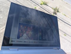 A l'extérieur, sous la lumière du soleil