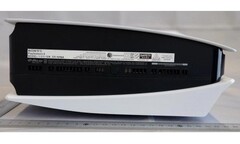 La PS5 avec lecteur de disque semble particulièrement trapue quand on la regarde de la base. (Source de l&#039;image : NCC via MySmartPrice)