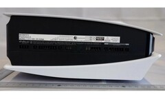La PS5 avec lecteur de disque semble particulièrement trapue quand on la regarde de la base. (Source de l'image : NCC via MySmartPrice)