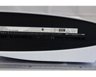 La PS5 avec lecteur de disque semble particulièrement trapue quand on la regarde de la base. (Source de l'image : NCC via MySmartPrice)
