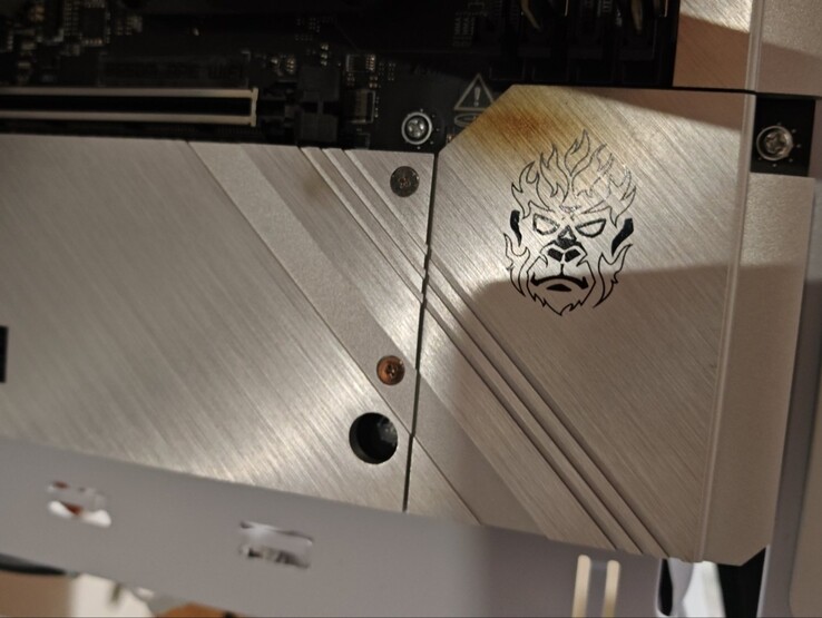 La marque de brûlure sur la carte mère due à l'incendie du GPU.