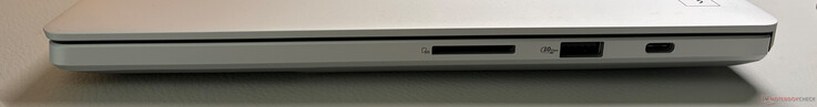 Côté droit : lecteur de carte SD (UHS-II), USB-A 3.2 Gen 2 (10 Gbit/s), USB-C 3.2 Gen 2 (10 Gbit/s, mode alternatif DisplayPort 2.1, Power Delivery 3.0)