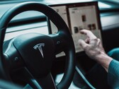 Tesla affirme que ses fonctions de conduite automatisée rendent ses véhicules plus sûrs et plus confortables. (Source de l'image : Tesla)