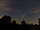Image montrant la comète Neowise lors de son passage proche du soleil. (Source de l'image : TheOtherKev - Pixabay)