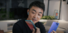 Carl Pei tenant deux prototypes de OnePlus Nord. (Source de l'image : MKBHD)