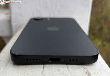 En bas : microphones, USB-C 2.0, haut-parleurs