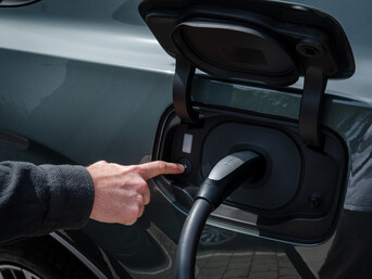 À partir du quatrième trimestre 2026, les conducteurs de modèles Volvo entièrement électriques, comme le compact EX30, pourront utiliser plus de 20 000 Superchargeurs Tesla à travers l'Europe, directement via l'application smartphone de Volvo