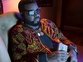 Boobie Ike, personnage de Grand Theft Auto VI, tient une liasse de billets