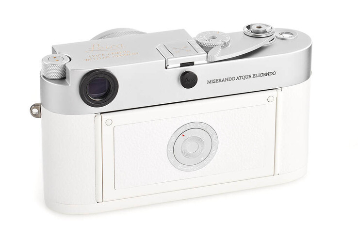 Le télémètre Leica 'Pope Francis' M-A 35mm est gravé de la devise de Sa Sainteté le Pape François, 'humble mais élu'. (Source de l'image : Leica)