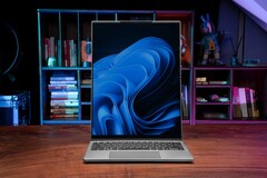 Le Lenovo ThinkBook Concept Flip avec son écran pliable entièrement déployé. (Source de l'image : Lenovo)