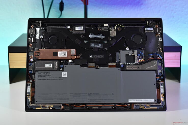 Lenovo ThinkPad X1 Carbon Gen 13 : version aluminium avec antennes 5G/WWAN.