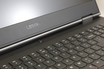 Bouton de démarrage central du Lenovo Legion Y730, sans lecteur d'empreintes digitales ni de touches de raccourcis.