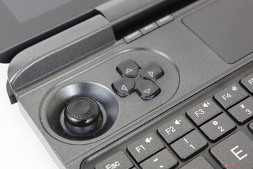 Les joysticks ont un champ de mouvement très étroit, plus petit que le Joy Con de la PSP ou de la Switch