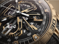 Le chronographe Roger Dubuis Excalibur Spider Flyback (photo) possède une couronne en or rose avec un anneau laqué qui suit l'ensemble de la palette de couleurs. (Images source : Roger Dubuis)